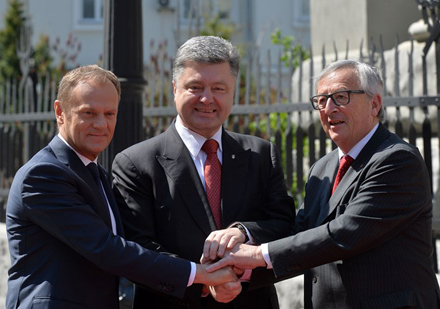 Tổng thống Ukraine Petro Poroshenko (phải) cùng với Chủ tịch Ủy ban châu Âu Jean-Claude Juncker (giữa) và Chủ tịch Hội đồng châu Âu Donald Tusk (trái) ở Kiev, ngày 27/4.
